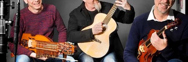 Die Bandmitglieder der Band Väsen mit Instrumenten