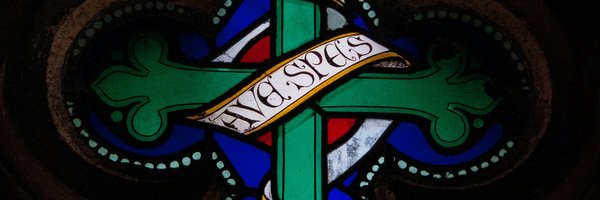 Ein altes, keltisches Kreuz auf einem Kirchenfenster