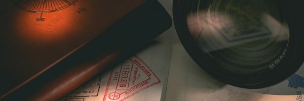 Eine Buch, Fotoapperat und Notizen auf einem Tisch