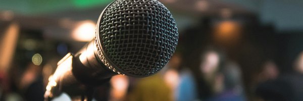 Ein Mikrophon mit unscharfem Hintergrund