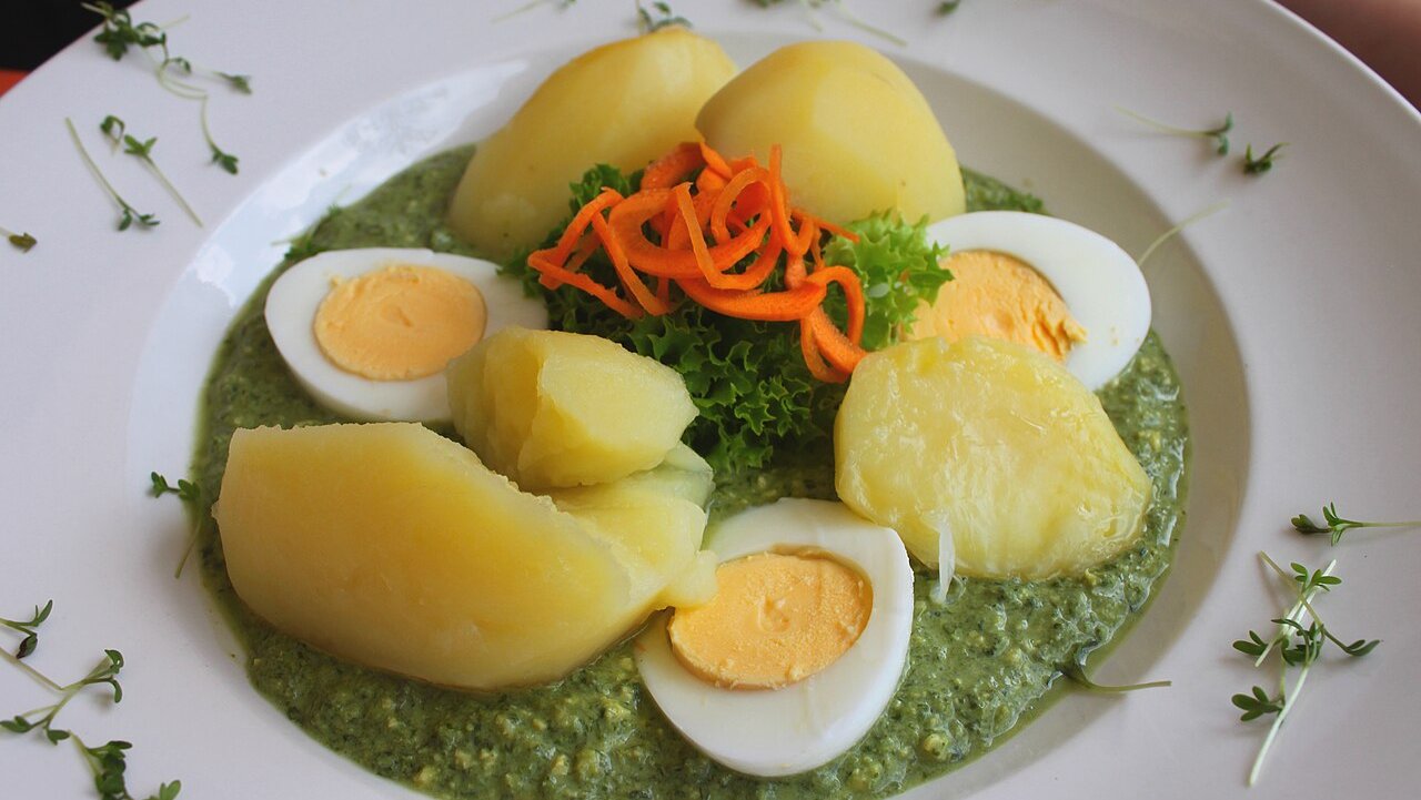 Ein Teller mit Frankfurter Grüner Soße und Kartoffeln