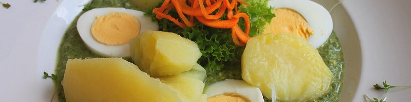Ein Teller mit Frankfurter Grüner Soße und Kartoffeln