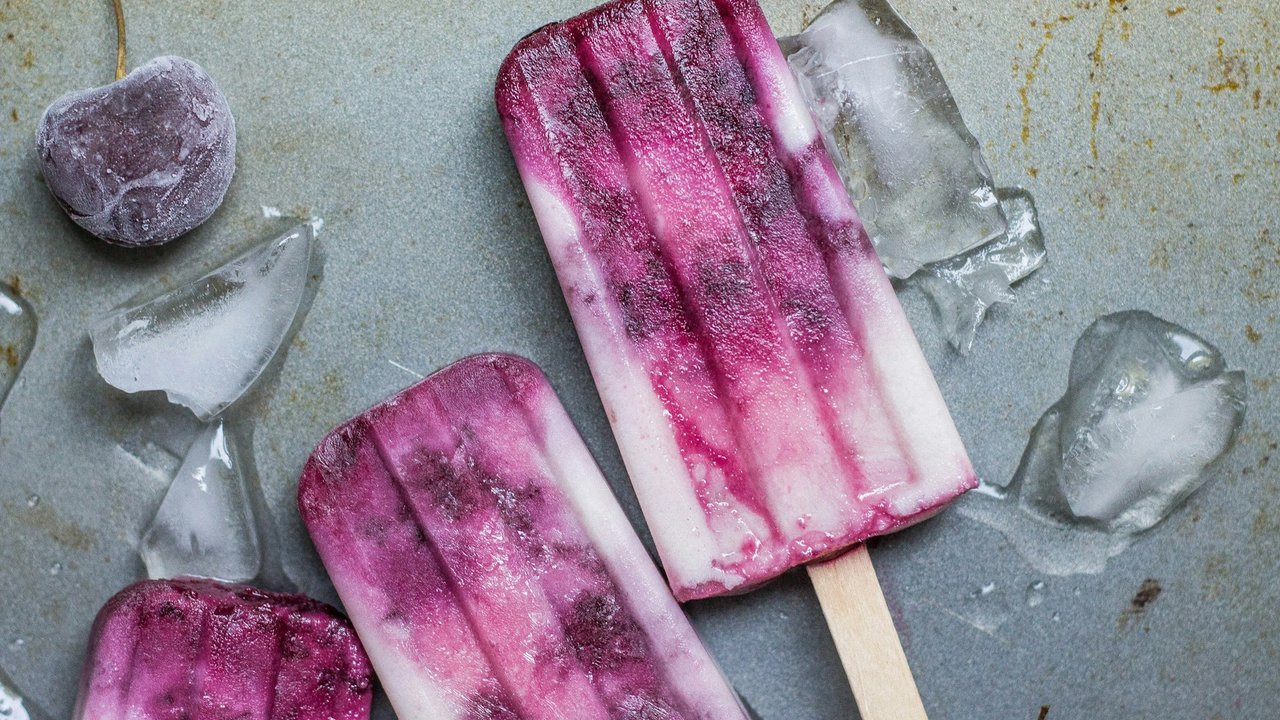 Lila und weißes Eis am Stiel