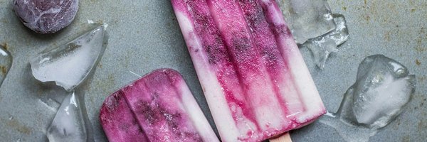 Lila und weißes Eis am Stiel
