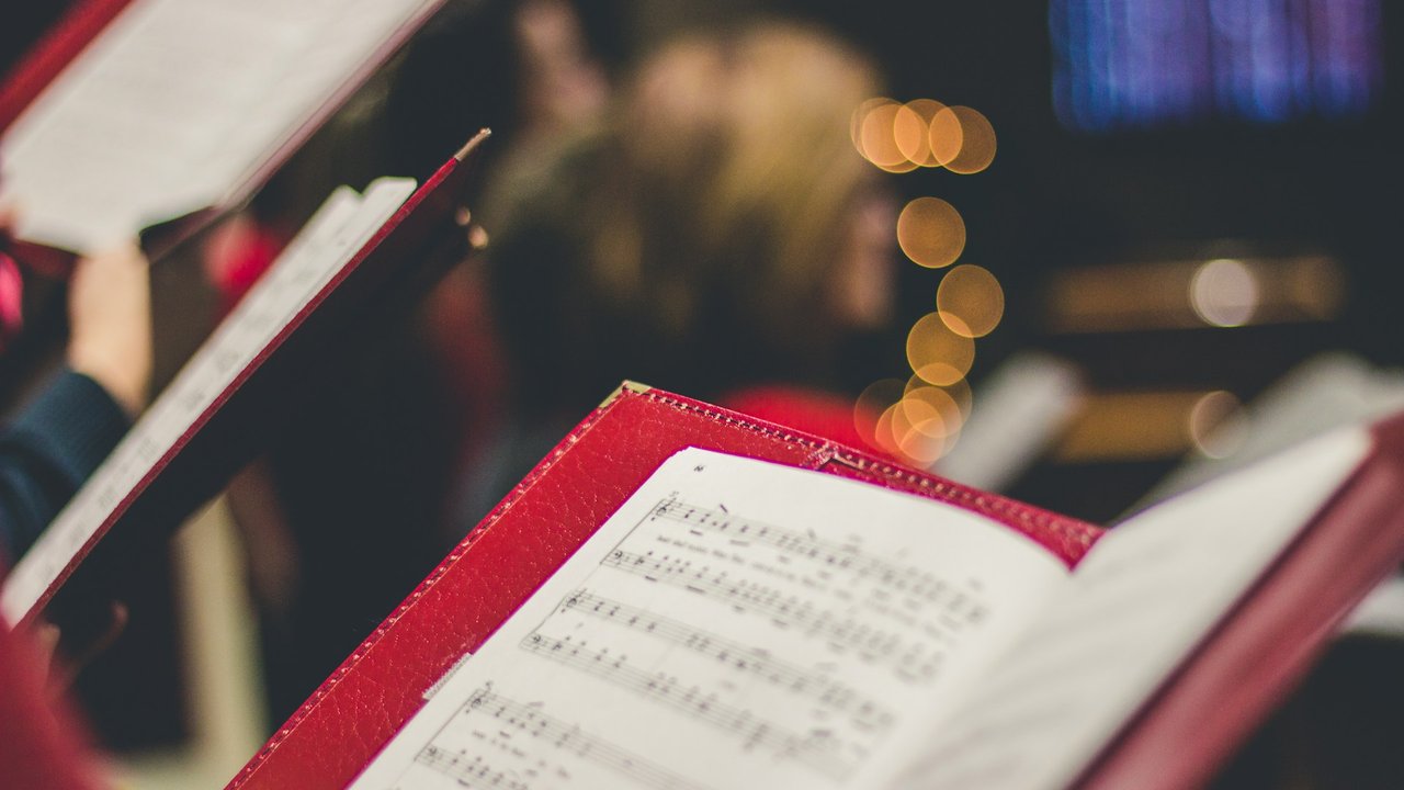 Eine rote Chormappe mit Noten