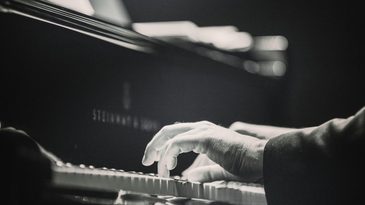 Finger die ein Klavier spielen