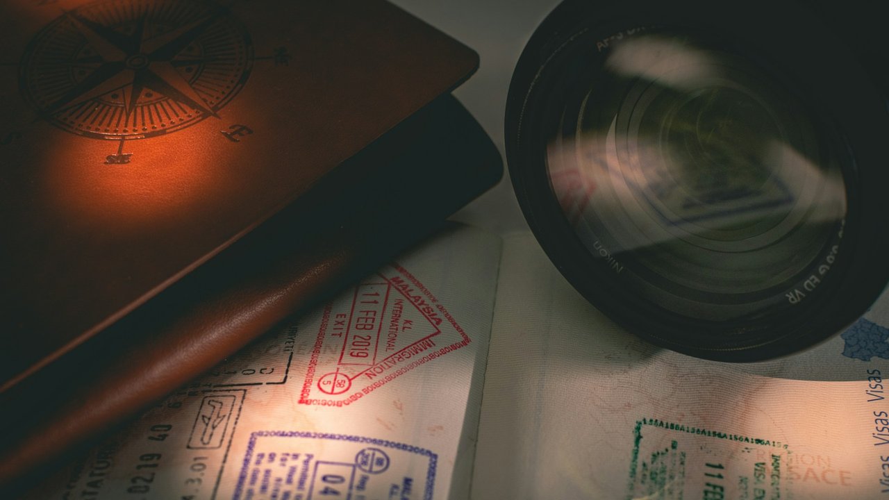 Eine Buch, Fotoapperat und Notizen auf einem Tisch