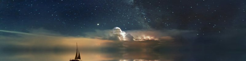 Ein Boot auf dem Meer in der Nacht mit wolkigen Horizont