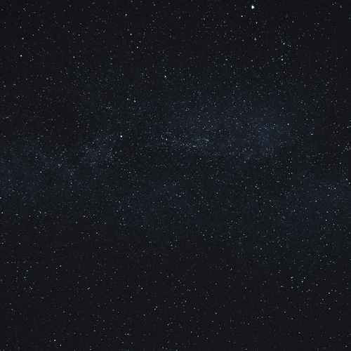 Ein dunkler Himmel mit vielen Sternen