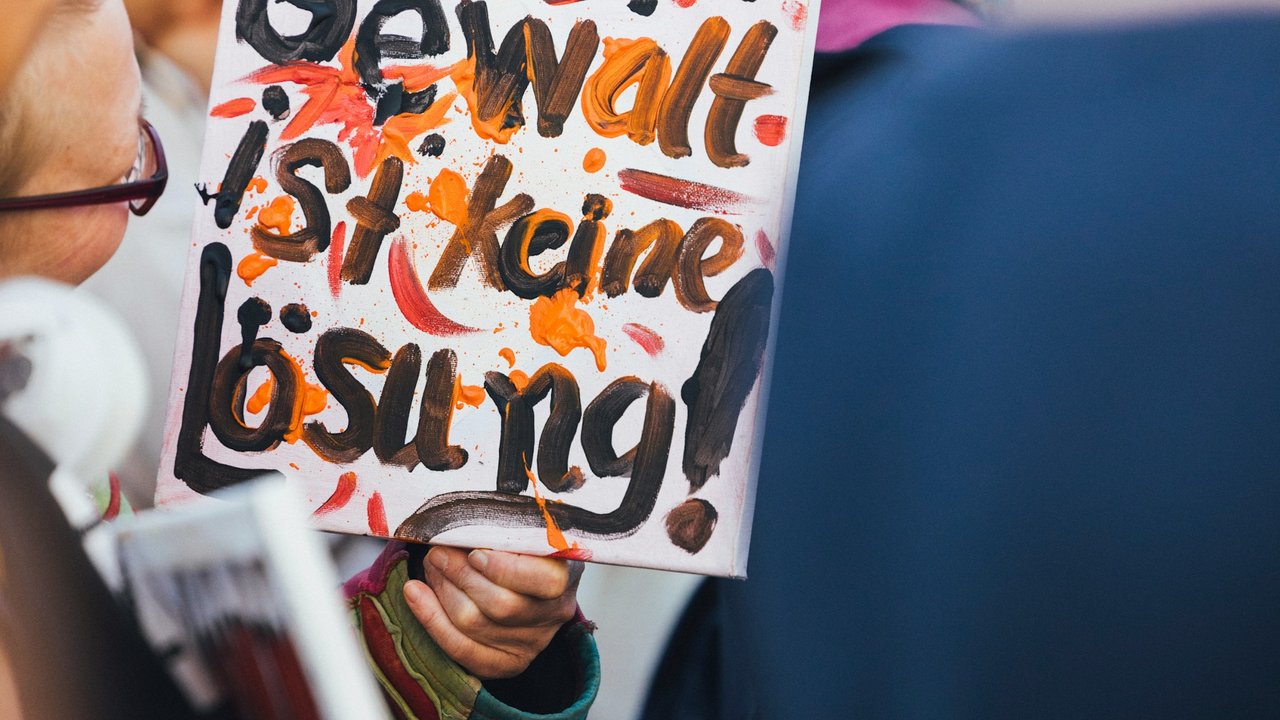 Ein Schild mit der Aufschrift "Gewalt ist keine Lösung"