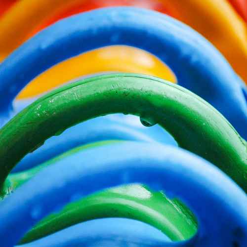 Gießkannenhenkel in für Kinder in verschiedenen Farben des Regenbogens