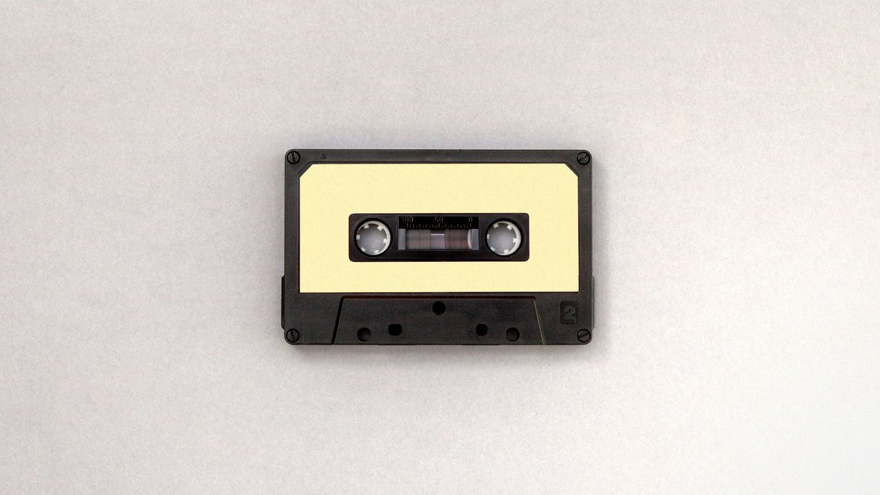 Eine Kassette auf einem grauen Hintergrund