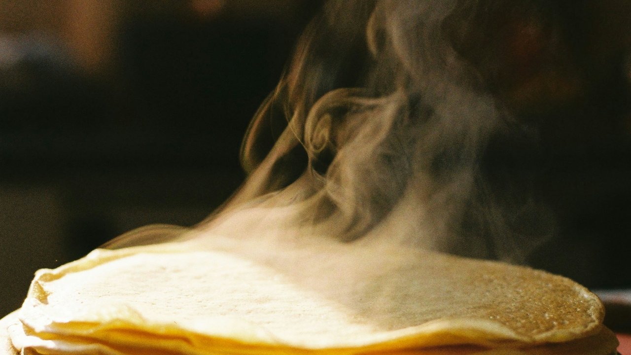 Ein Stapel dampfender Pfannkuchen