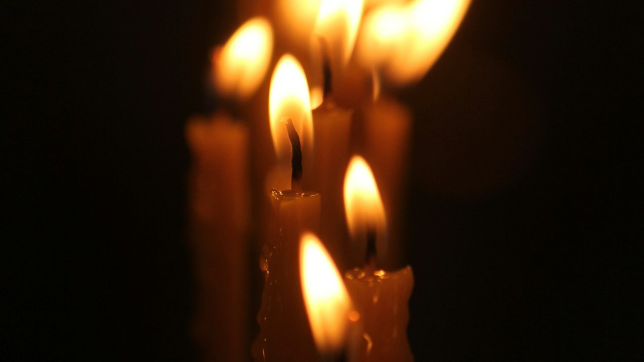 Mehrer brennende Stabkerzen