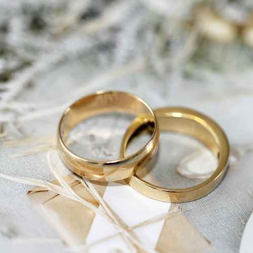 Zwei Hochzeitsringe auf einem weißen Tuch