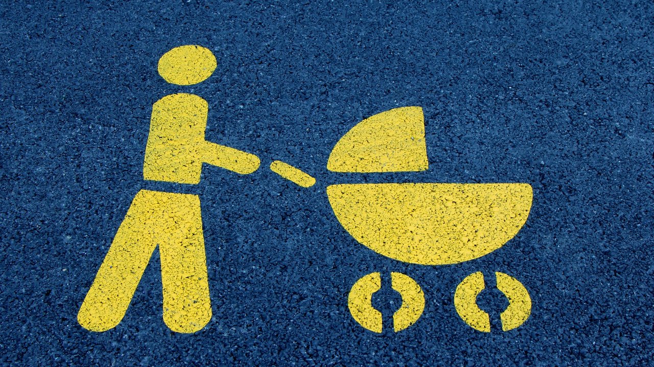 Eine Mutter mit Kinderwagen als Symbol auf einer Straße