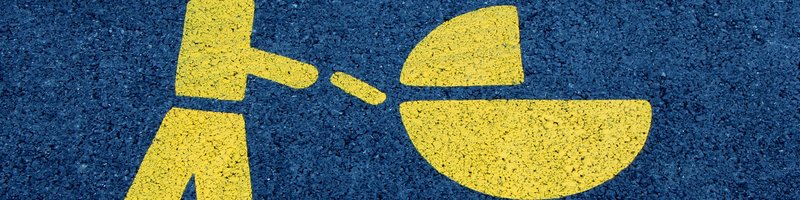 Eine Mutter mit Kinderwagen als Symbol auf einer Straße