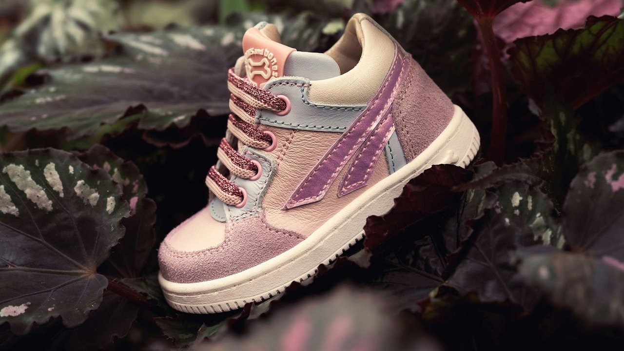 Ein rosa Kinderschuh im Wasser