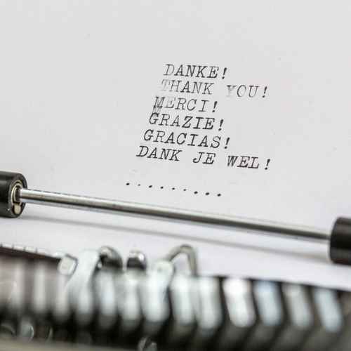 Danke in verschiedenen Sprachen auf einem Schreibmaschinenblatt